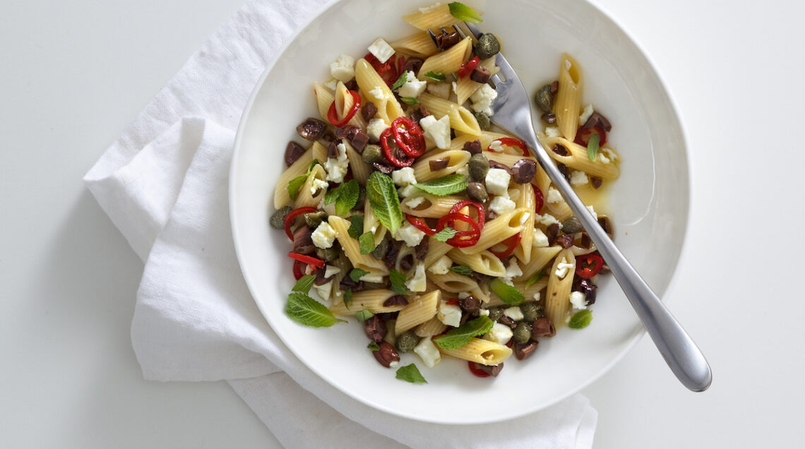 Pasta al peperoncino con feta e olive