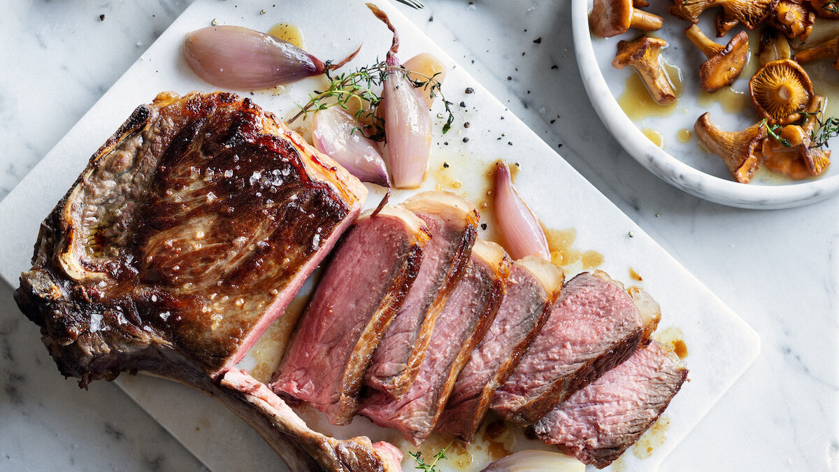 Tagliata di manzo con scalogni e finferli al timo