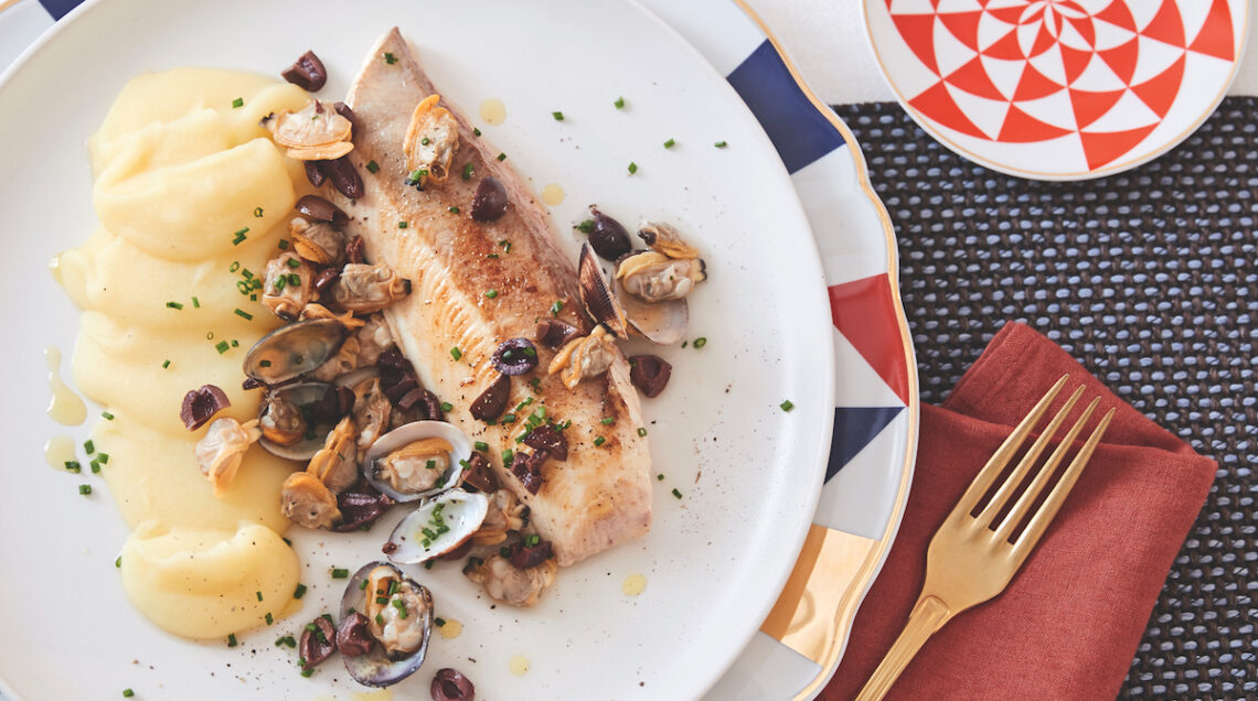 Ricciola su crema di patate all'acqua di vongole e olive