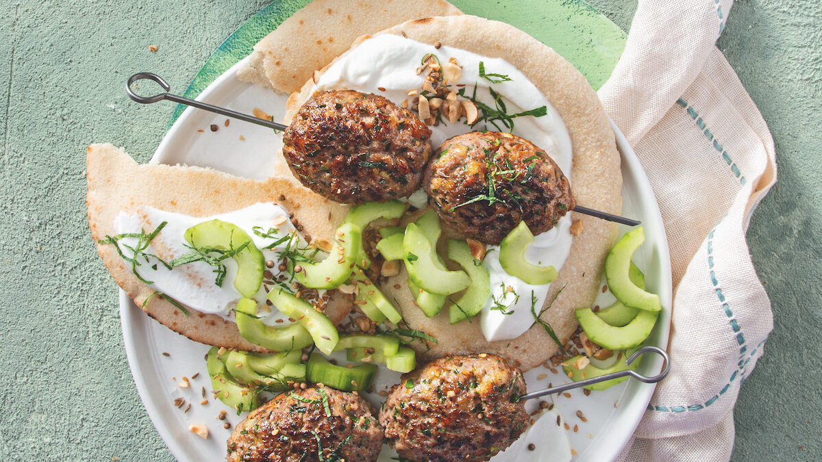 Kofta con pita, cetrioli e dukkah