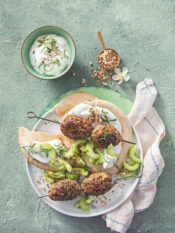 Kofta con pita, cetrioli e dukkah