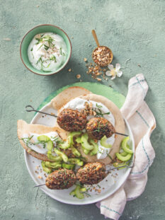 Kofta con pita, cetrioli e dukkah