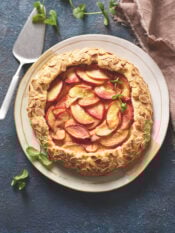 Galette di pesche allo zenzero e mandorle