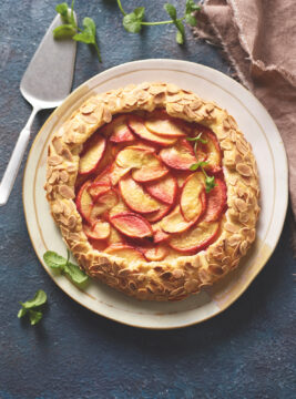 Galette di pesche allo zenzero e mandorle