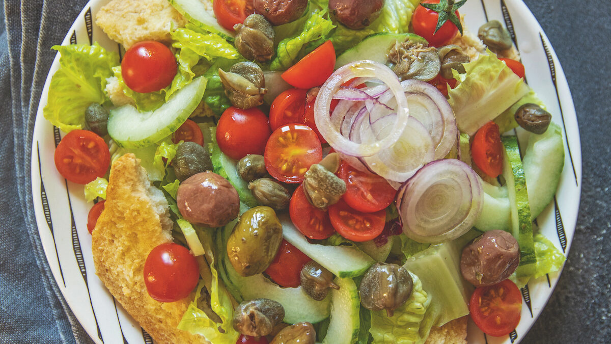 Insalata con pane “caliatu” con le olive