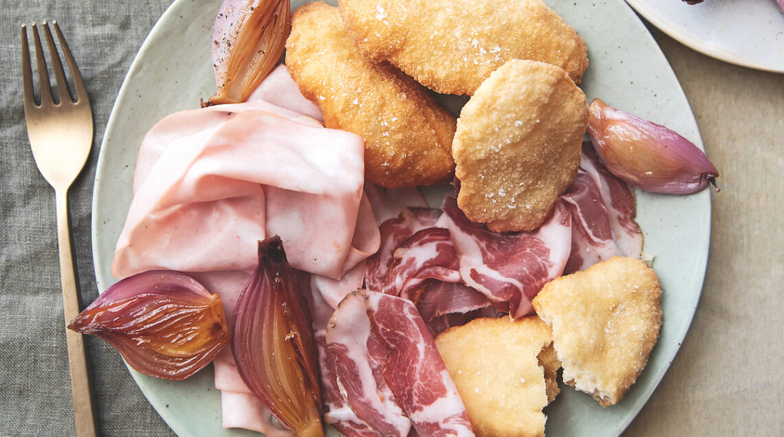 ficattola, scalogni in agrodolce e salumi