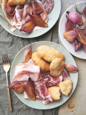 ficattola, scalogni in agrodolce e salumi