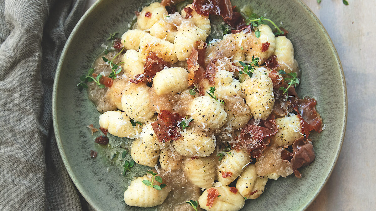 Gnocchi alla crema di scalogni e prosciutto crudo