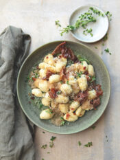 Gnocchi alla crema di scalogni e prosciutto crudo