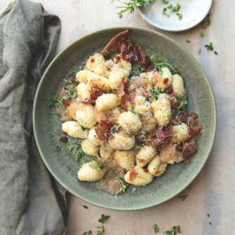 Gnocchi alla crema di scalogni e prosciutto crudo