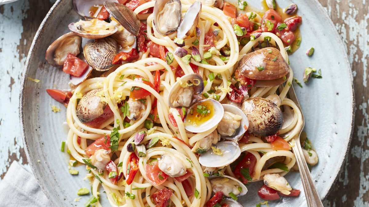 Linguine con vongole, pistacchi e concassé di pomodori al limone
