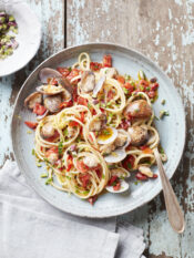 Linguine con vongole pistacchi e concassé di pomodori al limone