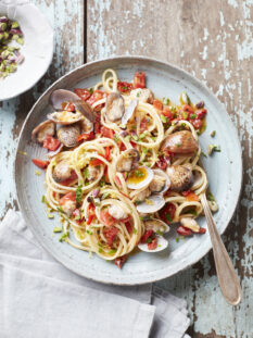 Linguine con vongole pistacchi e concassé di pomodori al limone