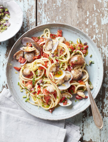 Linguine con vongole pistacchi e concassé di pomodori al limone