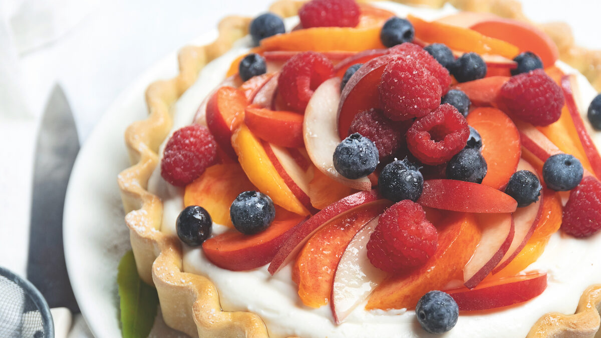 Tarte con crema montata di yogurt e frutta