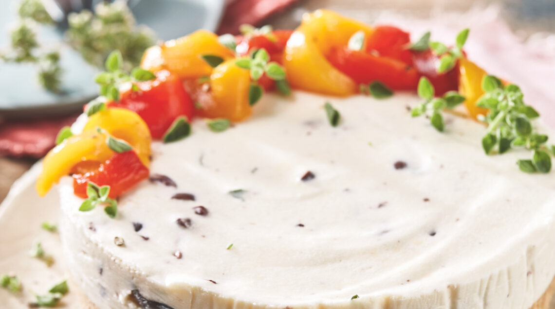 Cheese cake alle olive kalamata, peperoni e rosmarino. La base è fatta di pangrattato,noci pecan e burro il ripieno è cream cheese, panna acida, (oppure stracchino) uova,peperoni arrostiti. olive kalamata e rosmarino tritati.