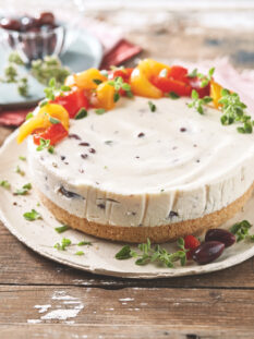 Cheese cake alle olive kalamata, peperoni e rosmarino. La base è fatta di pangrattato,noci pecan e burro il ripieno è cream cheese, panna acida, (oppure stracchino) uova,peperoni arrostiti. olive kalamata e rosmarino tritati.