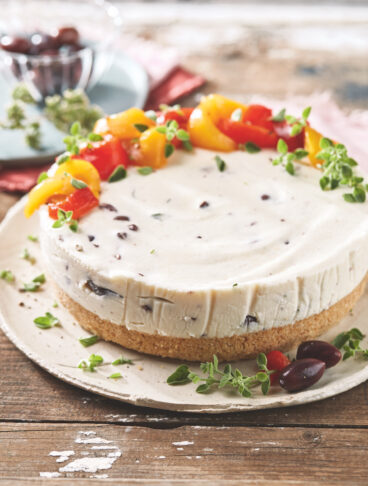 Cheese cake alle olive kalamata, peperoni e rosmarino. La base è fatta di pangrattato,noci pecan e burro il ripieno è cream cheese, panna acida, (oppure stracchino) uova,peperoni arrostiti. olive kalamata e rosmarino tritati.