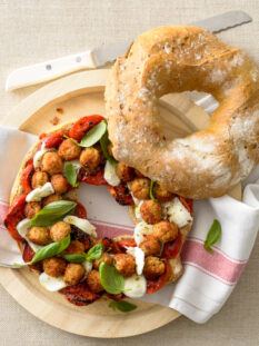 Ciambella con pomodori e polpettine