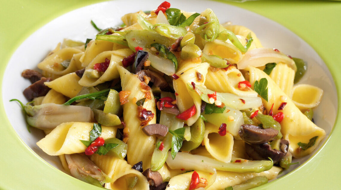 GARGANELLI CON PUNTARELLE E OLIVE VERDI E NERE