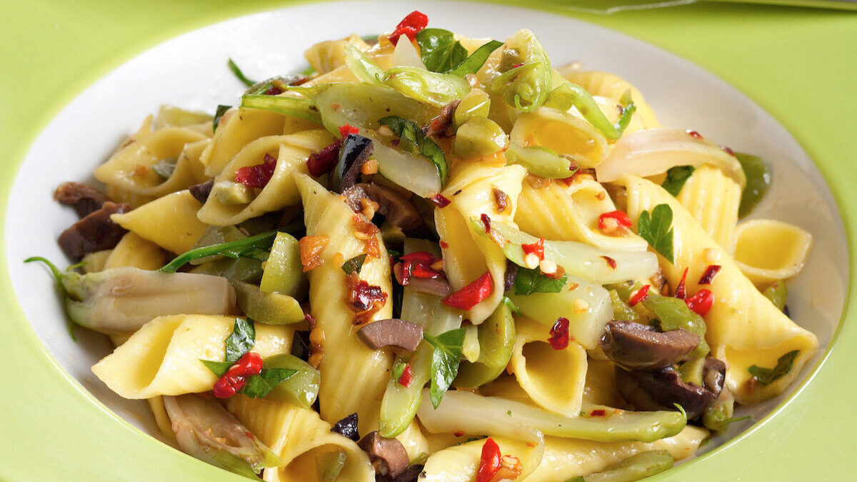 Garganelli con puntarelle e olive verdi e nere