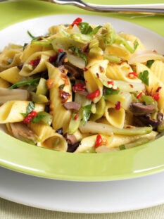 GARGANELLI CON PUNTARELLE E OLIVE VERDI E NERE
