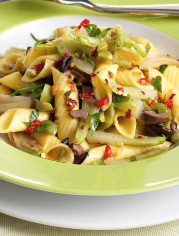 GARGANELLI CON PUNTARELLE E OLIVE VERDI E NERE