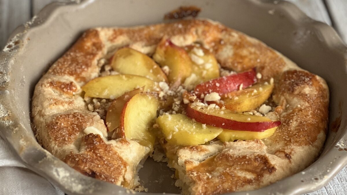 Crostata rustica con pesche, nocciole e mandorle