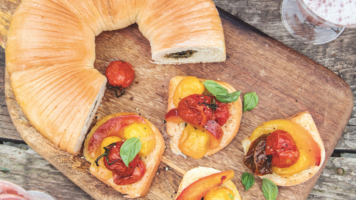 Pane arricciato con pomodorini e pesche arrosto