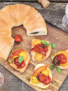 Pane arricciato con pomodorini e pesche arrosto