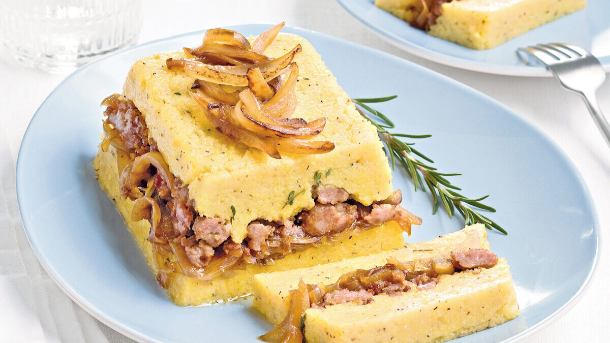 Cake alla salsiccia con cipolle caramellate