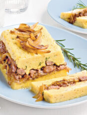 Cake alla salsiccia con cipolle caramellate