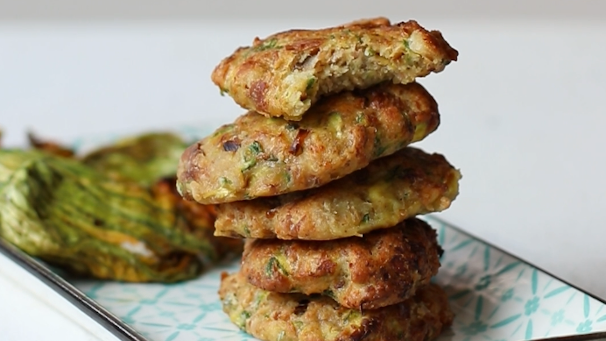 Frittelle di zucchine e fiori di zucca ripieni in friggitrice ad aria ...