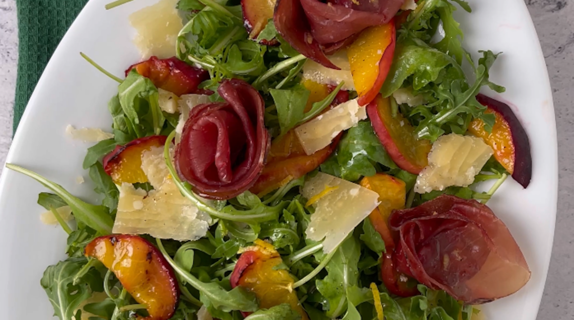 Insalata di pesche grigliate e bresaola