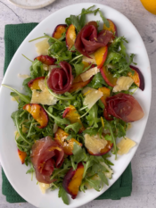 Insalata di pesche grigliate e bresaola