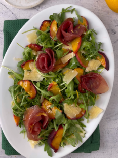 Insalata di pesche grigliate e bresaola