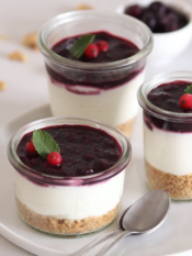 Cheesecake in barattolo con panna e mirtilli