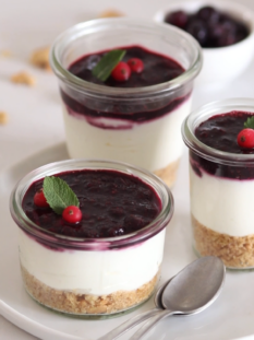 Cheesecake in barattolo con panna e mirtilli