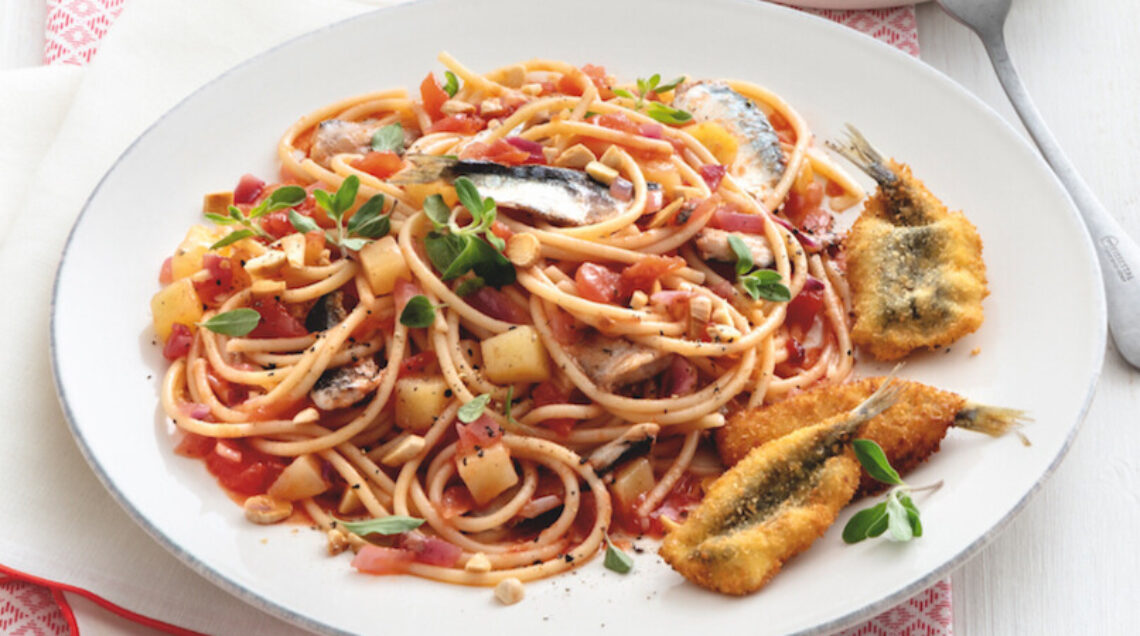 Spaghetti con frittino di pesce e verdure