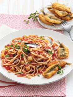 Spaghetti con frittino di pesce e verdure