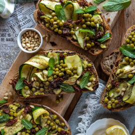 Bruschette alle zucchine con pesto di menta e piselli