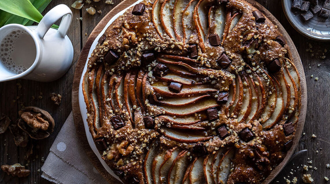 Torta 100% integrale vegana con pere, noci e cioccolato