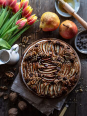 Torta 100% integrale vegana con pere, noci e cioccolato