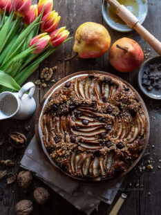 Torta 100% integrale vegana con pere, noci e cioccolato