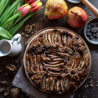 Torta 100% integrale vegana con pere, noci e cioccolato