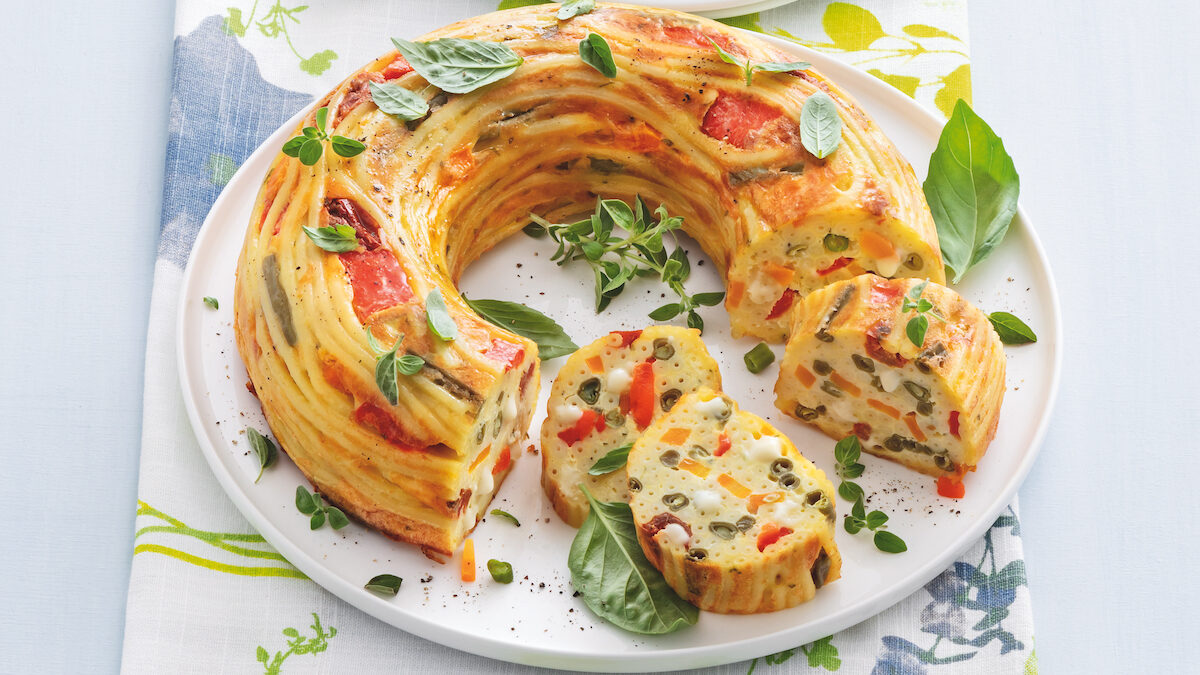 Ciambella di bucatini con robiola e verdure