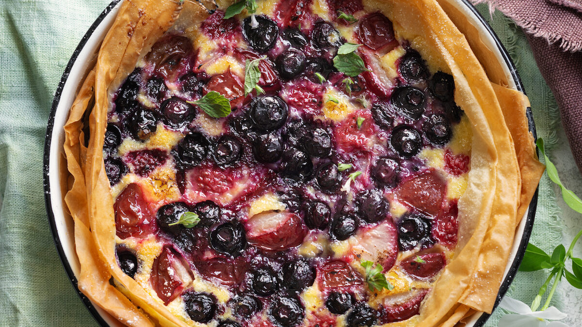 Tarte con clafoutis di frutta mista