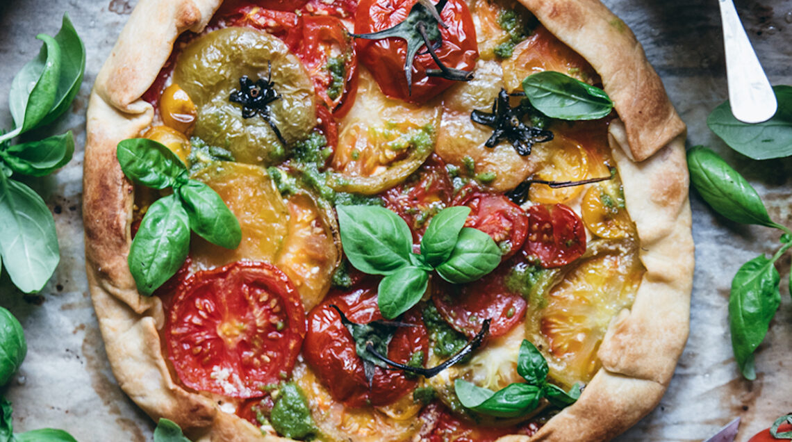 Torta salata di pomodori, feta e pesto