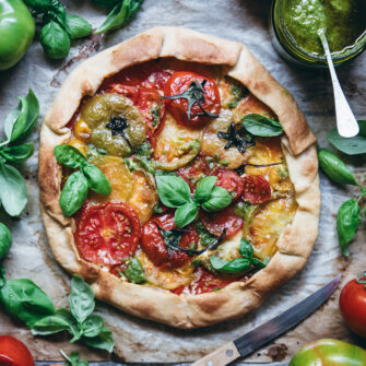 Torta salata di pomodori, feta e pesto