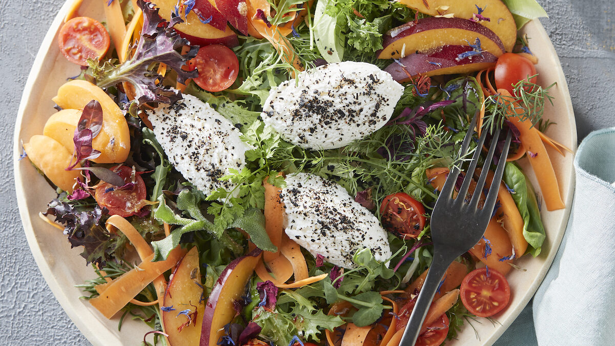 Insalata estiva con quenelle di ricotta e peperoncino Urfa biber